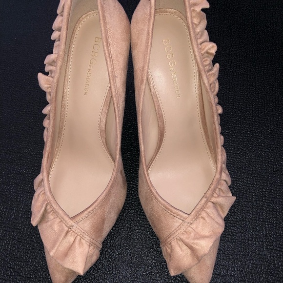 9B Hana Ruffle Pointed Toe Brown Suede Heels BCBG - Picture 8 of 8